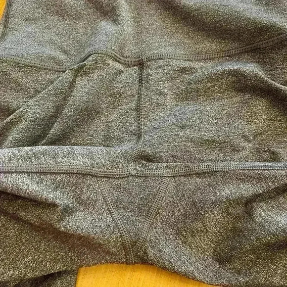 Lululemon Women's gray cropped athletic leggings size 4  excellent condition - Picture 8 of 10